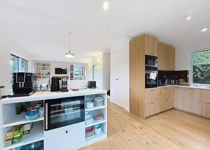 Celestine Yourhosthelper 투르제빌