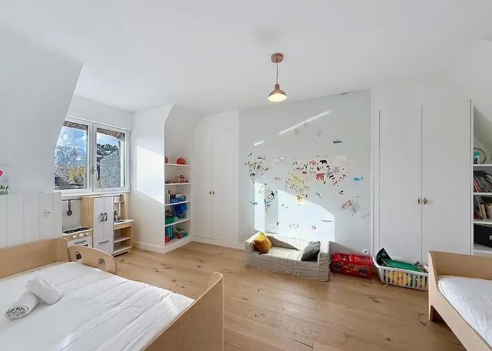 Celestine Yourhosthelper * 투르제빌